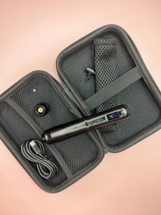 la maquina que lleva el kit inalambrica con bateria recargable y ademas incluye pieza de conexion rca para poder trabajar con ella conectada a un cable rca y este a una fuente de alimentacion (cable rca y fuente alimentacion no incluida) todo presentado en un excelente estuche para transportar con toda seguridad