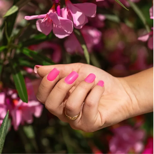 una mano mostrando una manicura en las uñas con Esmalte semipermanente Sautechella Saute Nails 8ml, rosa neón intenso estilo Barbie libre HEMA y TPO