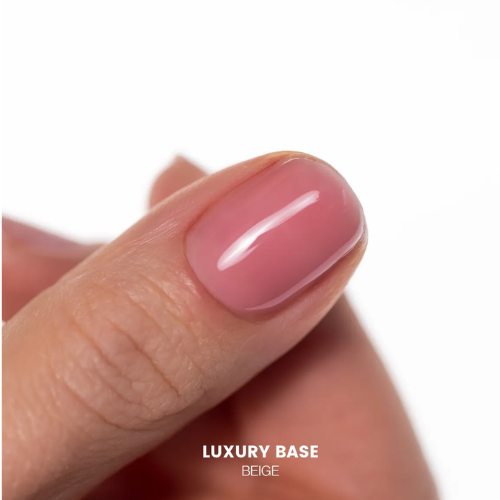 Detalle de una uña con base Luxury Beige de Saute Nails, de acabado nude rosado y brillante