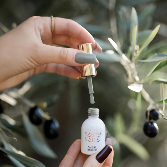 Esmalte semipermanente Olive Leaf color verde oliva hoja Saute Nails libre de HEMA y TPO disponible en Cadak Beauty Supply Alicante
