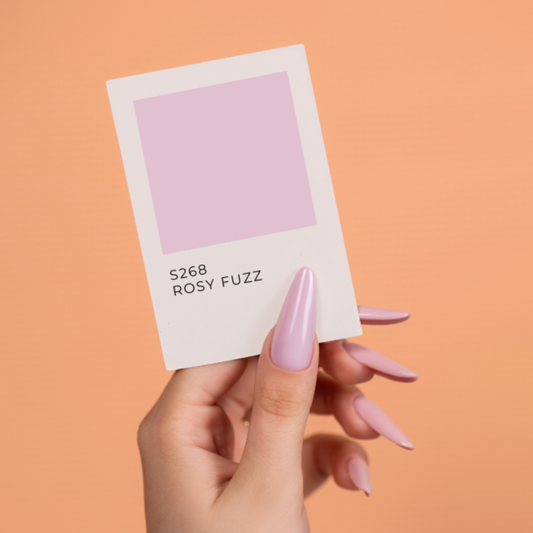 Esmalte semipermanente Peachy Fuzz Saute Nails color melocotón libre de HEMA y TPO disponible en Cadak Beauty Supply Alicante