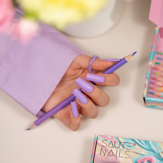 Esmalte semipermanente Dopamine Dream color lila pastel Saute Nails libre de HEMA y TPO disponible en Cadak Beauty Supply Alicante