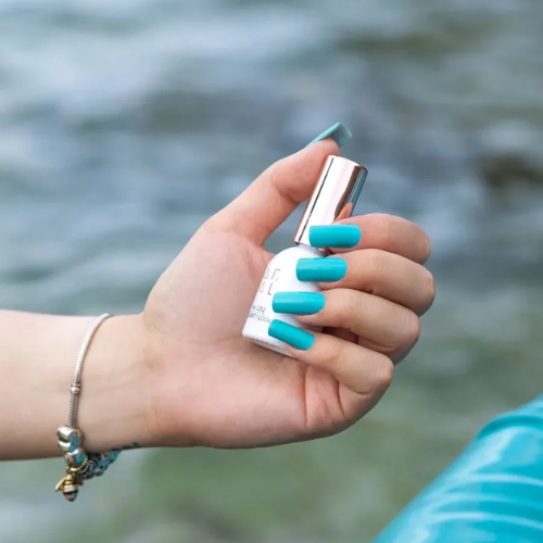 Muestra una manicura con este color Celebrity Look Saute Nails 8ml, azul frío y elegante libre HEMA y TPO
