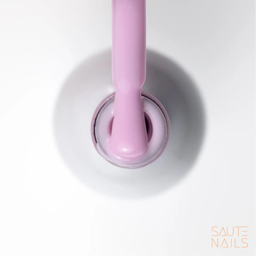 Muestra del color Luxury Powder Pink Base de Saute Nails sobre uña, rosa empolvado natural de cobertura media.