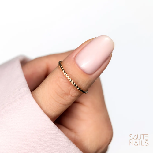 Detalle de una uña con base Luxury Light Pink de Saute Nails, de acabado rosa claro lechoso