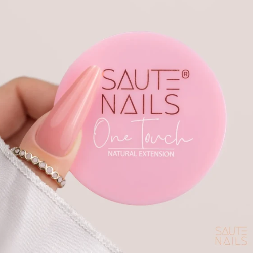 Extensión de uña aspecto natural realizada con gel constructor tixotrópico Saute Nails One Touch Natural Extension