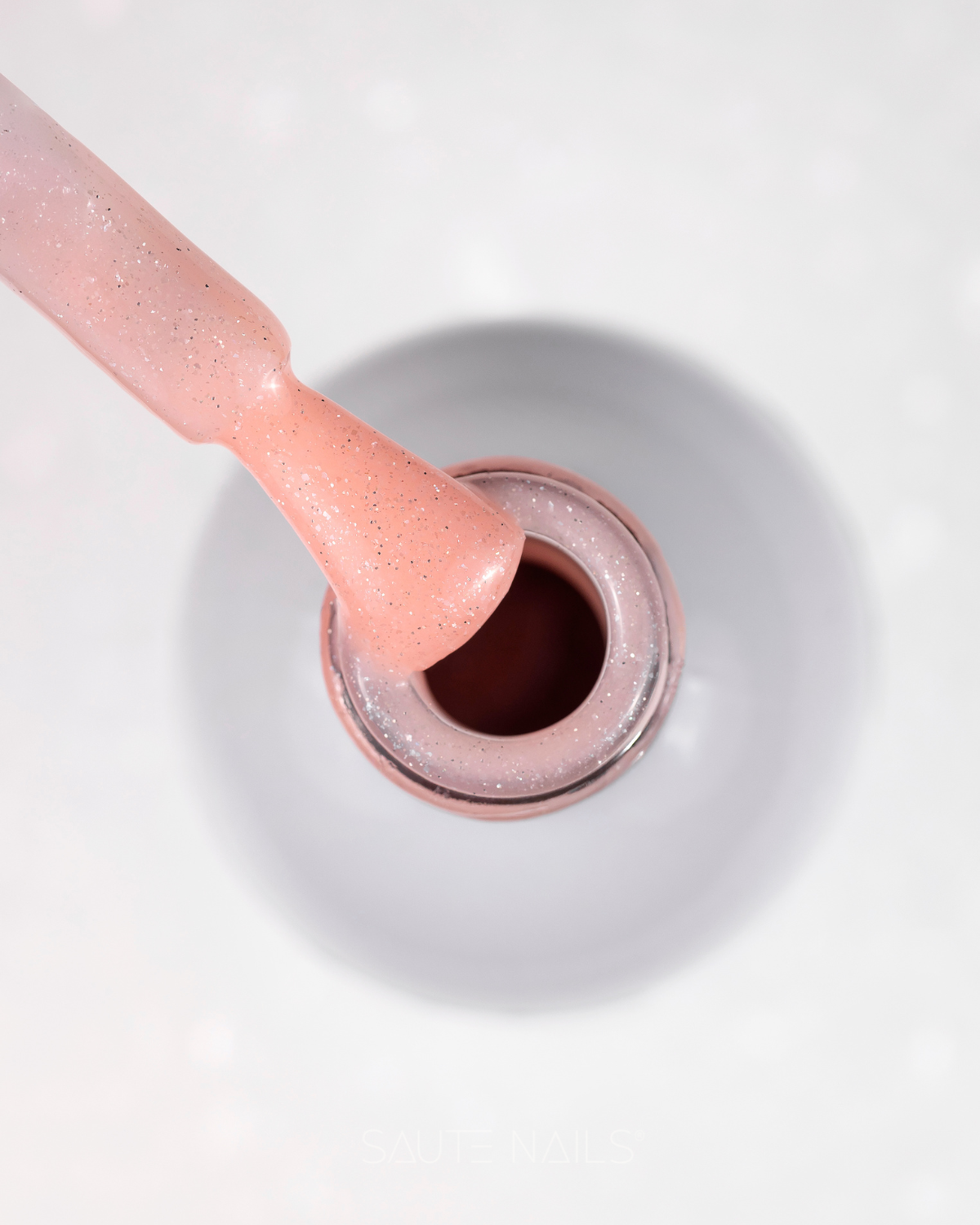 Base híbrida Aura Luna Saute Nails 8ml con acabado rosa lechoso y destellos holográficos