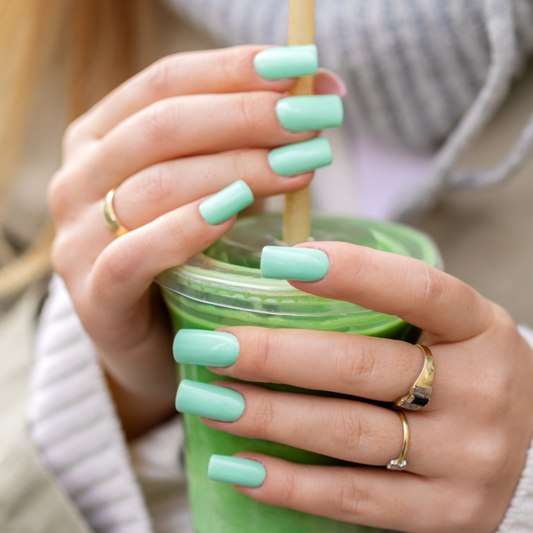Esmalte semipermanente Minty Chill color verde menta Saute Nails libre de HEMA y TPO disponible en Cadak Beauty Supply Alicante