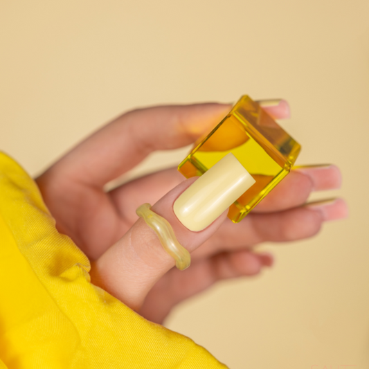 Esmalte semipermanente Sunny Glow color amarillo suave Saute Nails libre de HEMA y TPO disponible en Cadak Beauty Supply Alicante

