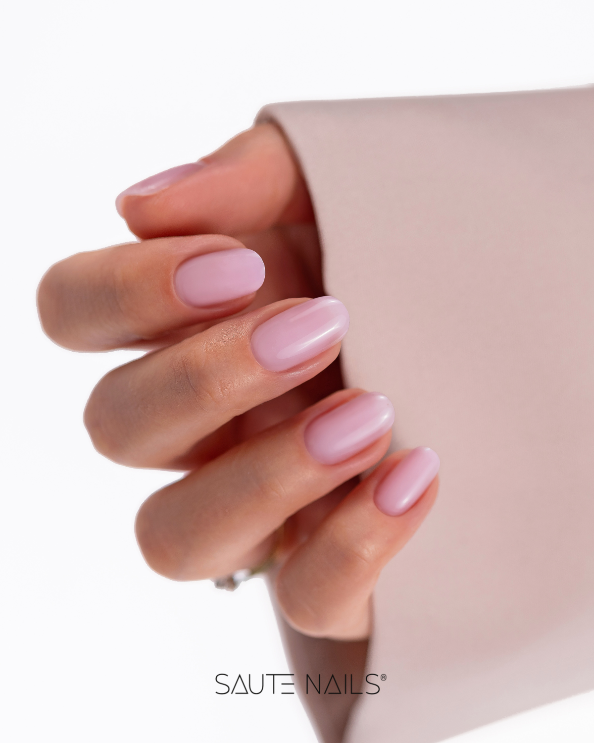 Rose Cloud BiB Level Up Saute Nails 8ml – Gel constructor tono rosa suave se muestra el acabado en una manicura