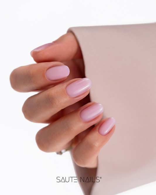 Rose Cloud BiB Level Up Saute Nails 8ml – Gel constructor tono rosa suave se muestra el acabado en una manicura