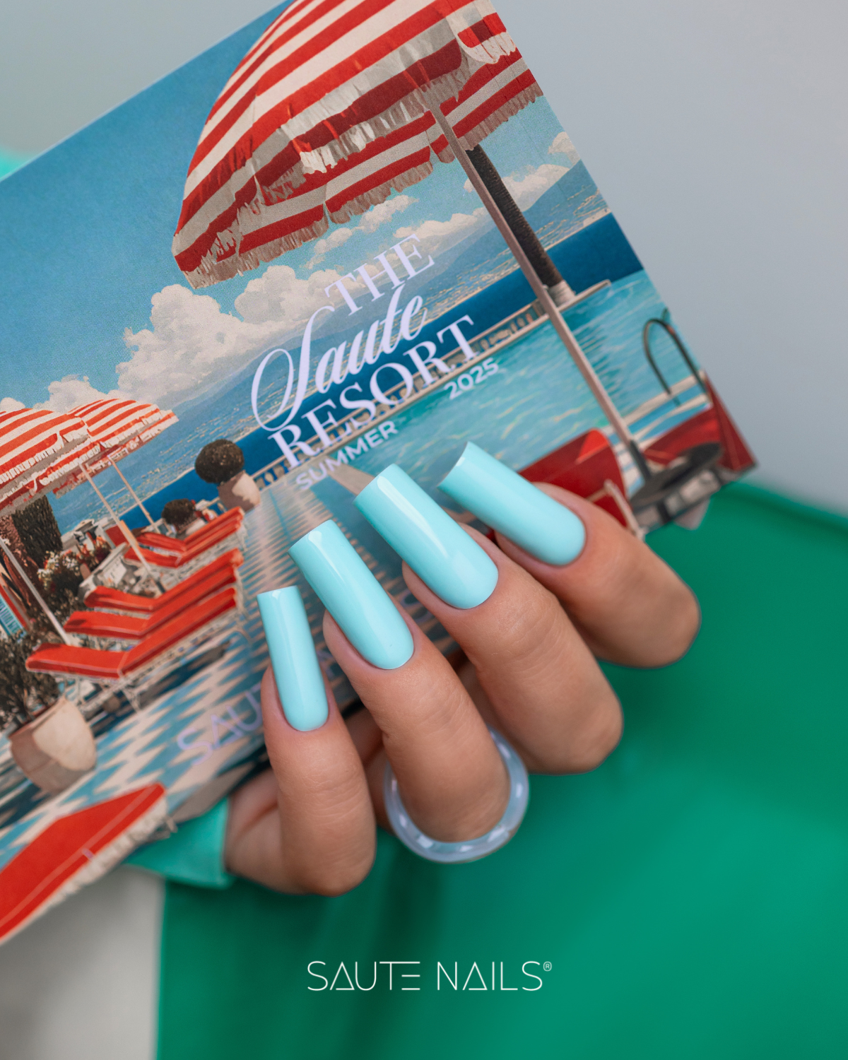 💙 S306 Lazy Daisy
Un azul pastel frío, limpio y delicado. Perfecto para manicuras minimalistas, diseños frescos y combinaciones con tonos más intensos.