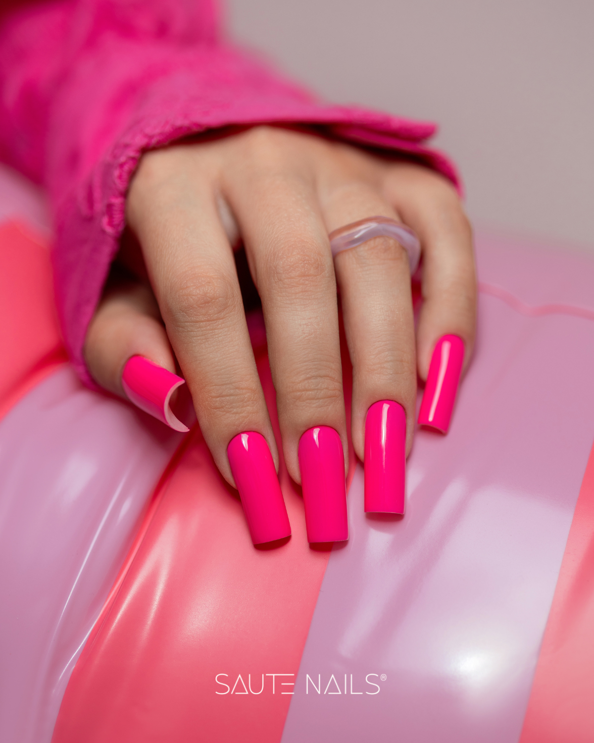 💗 S308 Candy Sandy. Rosa neón vibrante, dulce y lleno de energía. Ideal para manicuras que quieren convertirse en protagonistas.