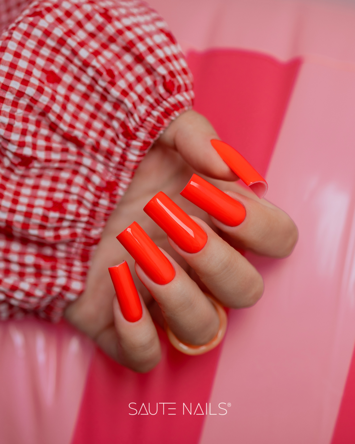 ❤️ S309 Juicy Lucy. Rojo neón intenso y jugoso. Un tono que aporta fuerza y personalidad desde la primera pasada.