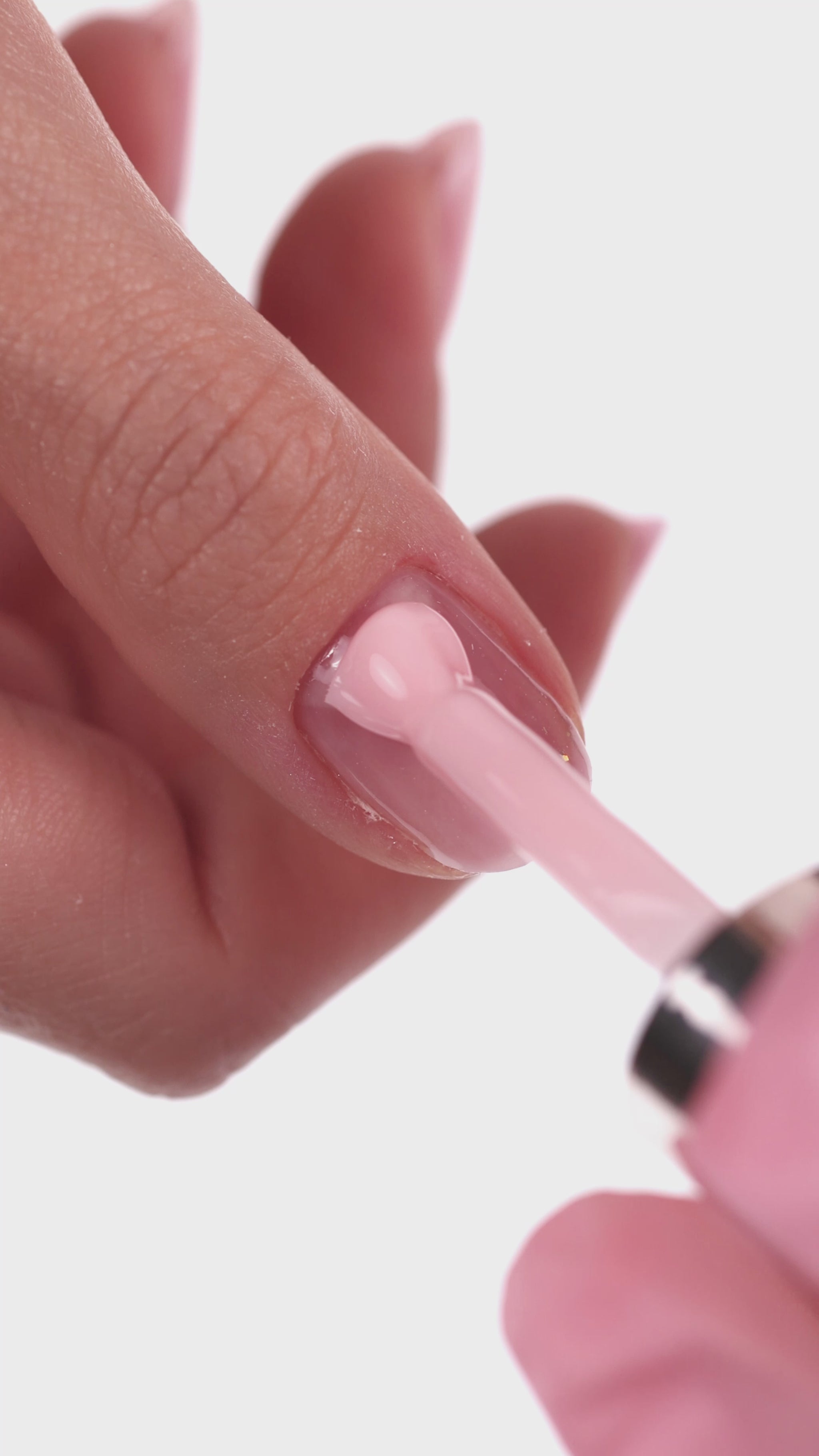 Rose Cloud BiB Level Up Saute Nails 8ml – Gel constructor tono rosa suave video mostrando cómo utiizarlo