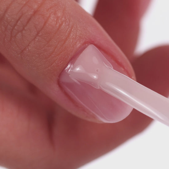 Video poniendo Gel constructor Beige Aura BiB Level Up Saute Nails 8ml, tono nude beige para manicura natural y elegante en la uña