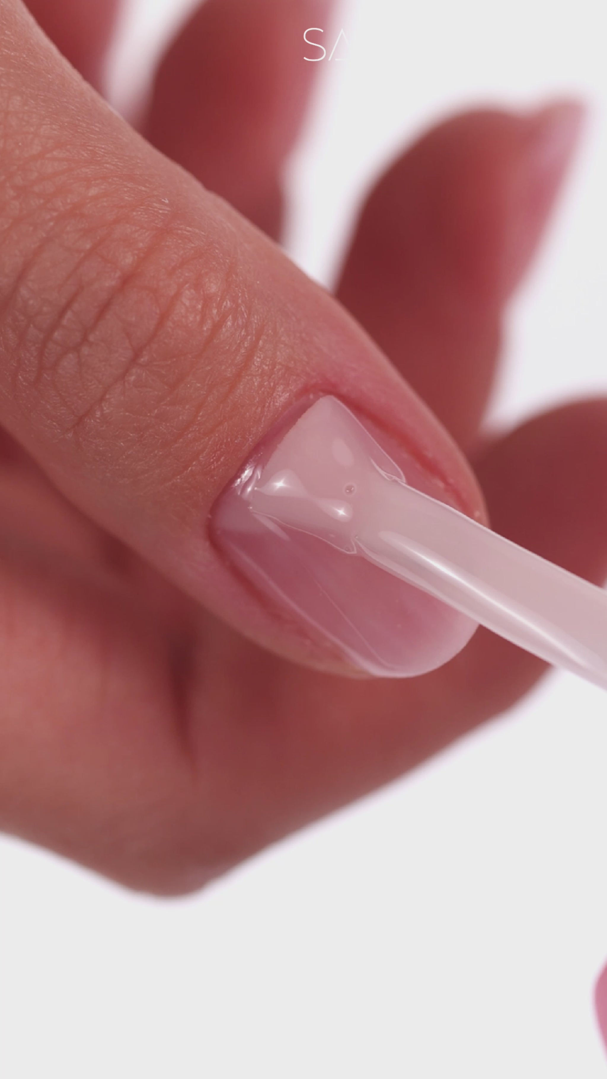 Video poniendo Gel constructor Beige Aura BiB Level Up Saute Nails 8ml, tono nude beige para manicura natural y elegante en la uña