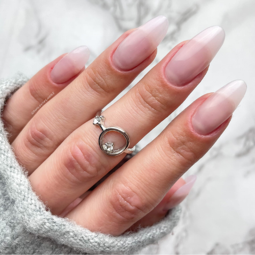 manicura realizada con el gel fluffly