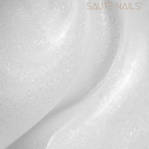 Textura en primer plano del gel para uñas efecto blanco lechoso con microdestellos Glitter Milky White de Saute Nails
